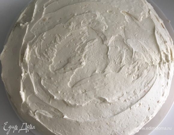 И снова сливочный крем. Покрываем кремом и верх, и бока тортика. Отправляем в холодильник на пару часов.