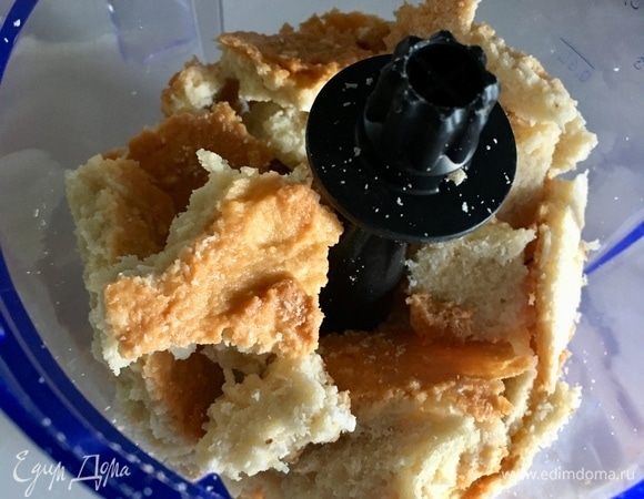 А тем временем приготовим шарики. В блендер сложить оставшийся бисквит, поломанный на кусочки.