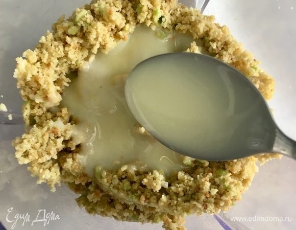 Добавить сгущенное молоко. Перемешать до однородности. Масса должна стать мягкой, податливой для лепки.