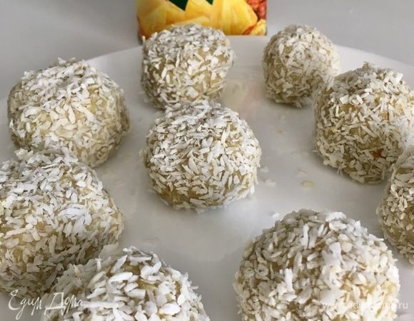 И обвалять в кокосовой стружке. Все готово. Очень быстро и легко, а озорные шарики, которыми предлагаю украсить тортик, готовы.
