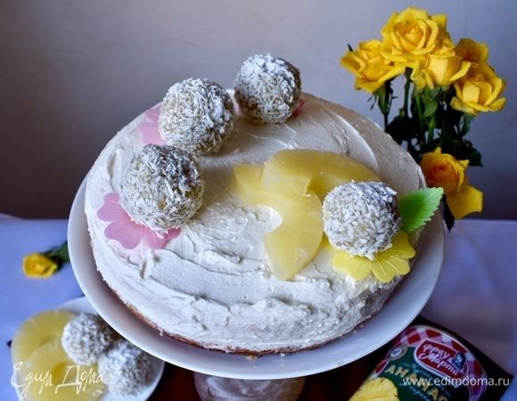 Ну, собственно, и тортик готов. Постоял в холодильнике пару часов и можно подавать, украсив предварительно кокосовыми шариками, вафельными яркими лепесточками и колечками ананаса от ТМ «Фрау Марта». Все основные составляющие торта налицо. А лицо у десерта, по-моему, получилось солнечное и яркое, немного игривое и озорное, как майский денек за окном.
