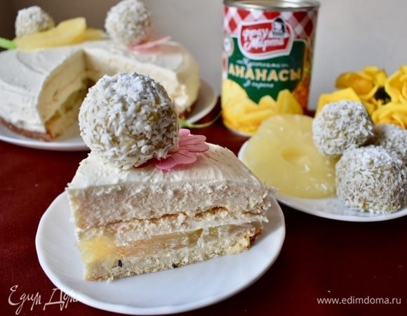 Давайте разрежем тортик и попробуем? По фото видно, что получился он очень нежный, сочный и легкий. Несмотря на то что у тортика-чизкейка несколько разных слоев, все они мягкие, шелковистые, переходят один к другому, при этом не споря, а гармонично сочетаясь между собой. По текстуре словно бархат, а по вкусу идеальный легкий десерт!