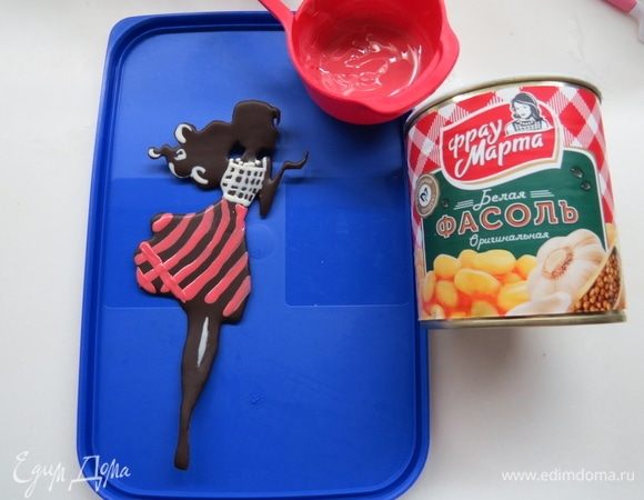 Вот здесь пытаюсь сделать рисунок Фрау Марты с натуры :)<br />
После стабилизации какао-масло застынет, и шоколадный силуэт можно выкладывать на торт.