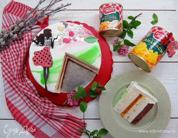 Подаем наш весенний торт, нарезаем на кусочки и наслаждаемся его вкусом и богатством текстур.