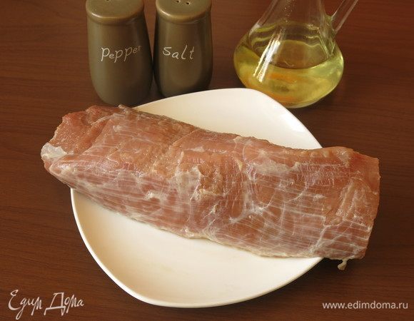 Подготовим продукты: мясо, соль, перец, масло. Солим при необходимости уже готовый продукт. Телятина — узкая часть ягодичной мышцы, <span>«</span>качалочка». Выдержим мясо дня три в холодильнике. Зачищаем мясо от пленок, срезаем тонкий край.