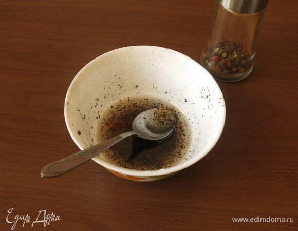 Смешиваем перец и масло.