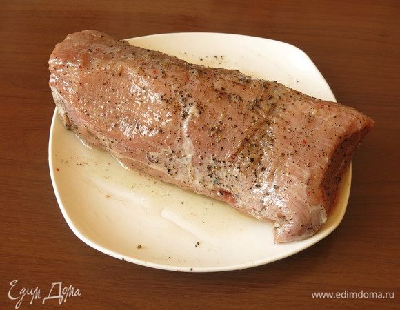 Обмазываем мясо маслом с перцем, выдерживаем 15–30 минут.