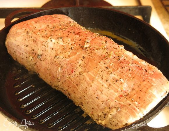 Кладем на раскаленный гриль, обжариваем по 40 секунд с каждой стороны.