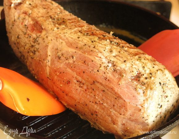 Переворачиваем с помощью щипцов. Если их нет, лопатками.