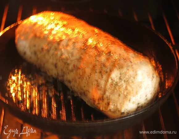 Ставим в разогретую духовку при 250 °C на 5 минут, выключаем и держим в закрытой духовке еще час. Для более розовой серединки выдержка 40 минут.