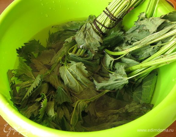 Крапиву промываем.