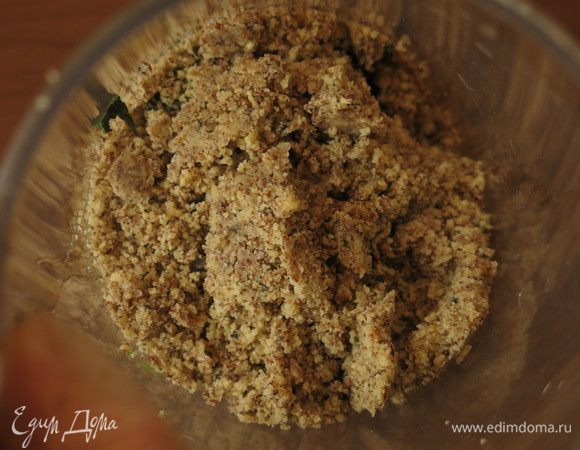 Измельчаем орехи.