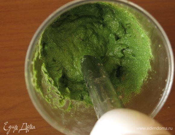 Добавляем сыр, крапиву, мяту и соль.