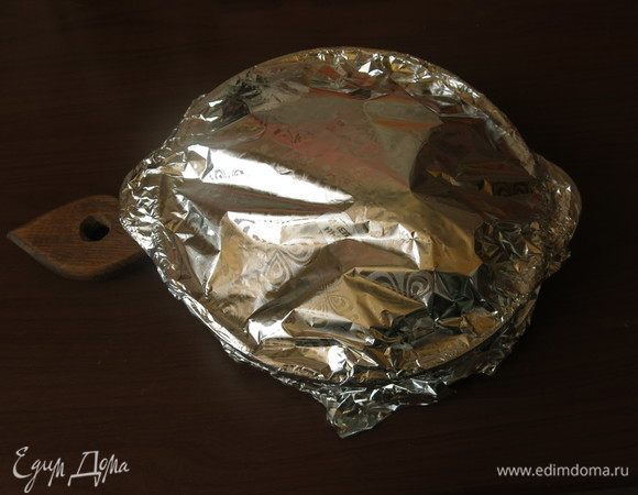 Достаем мясо и закрываем фольгой на 15 минут.