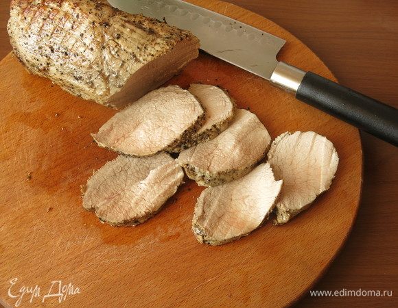 Нарезаем и подаем с соусом. Мясо сочное, сок выделяется при нарезке. Мясо можно и охладить.