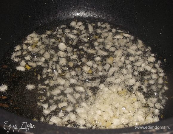 Чеснок нарезать и припустить на растительном масле, буквально пару секунд.