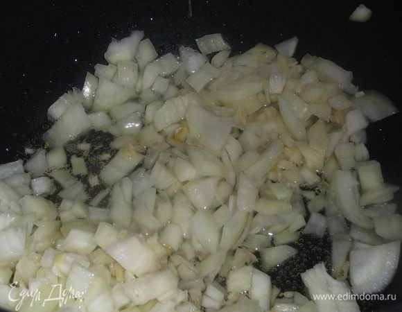 Засыпать лук и обжарить до изменения цвета.