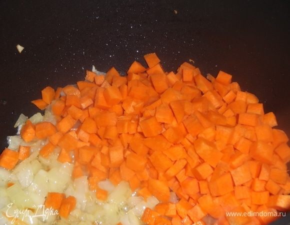 Добавить нарезанную морковь, накрыть крышкой и тушить на среднем огне, пока режете болгарский перец.