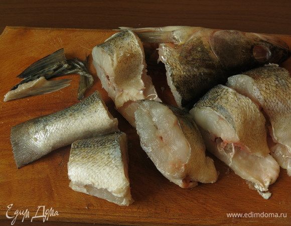 Разделываем рыбу, нарезаем на кусочки.