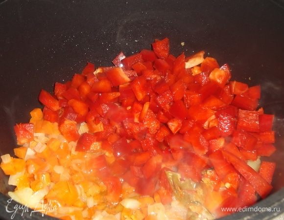 Добавить болгарский и острый перец. Тушить под крышкой не более 5 минут.
