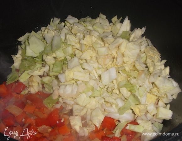 Шинкуем капусту, добавляем к овощам.