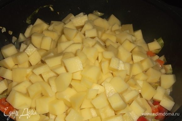 Режем картошку, добавляем ее в рагу. Помешивая под крышкой, тушим до полуготовности картошки.