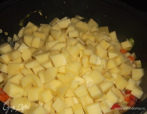 Режем картошку, добавляем ее в рагу. Помешивая под крышкой, тушим до полуготовности картошки.