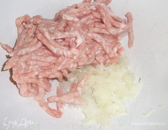 Фарш смешиваем с луковицей. Солим, перчим, выбиваем.