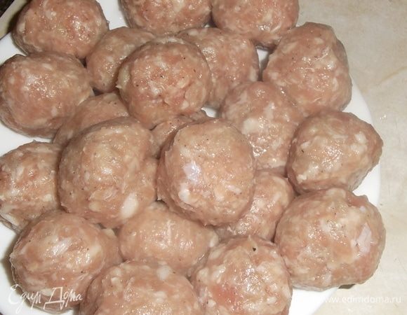 Делаем фрикадельки размером с перепелиное яйцо.