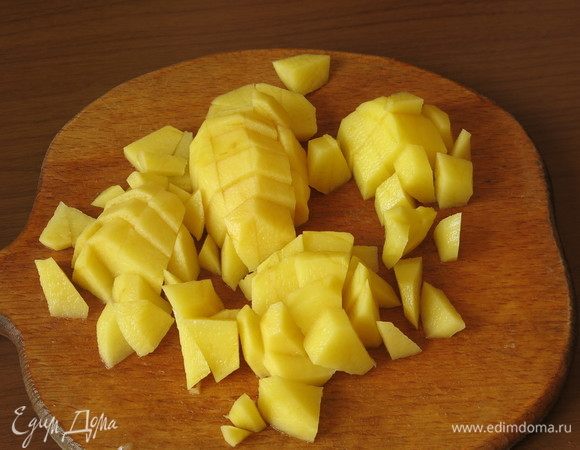 Пока готовится бульон, нарезаем картофель.