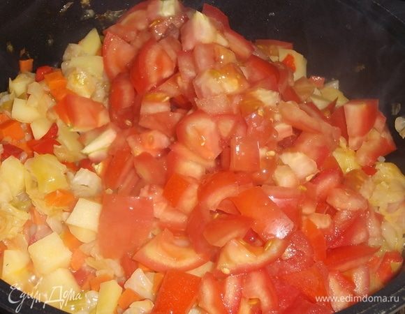 В рагу добавляем нарезанные помидоры и томатную пасту. Готовим 5 минут, помешивая.