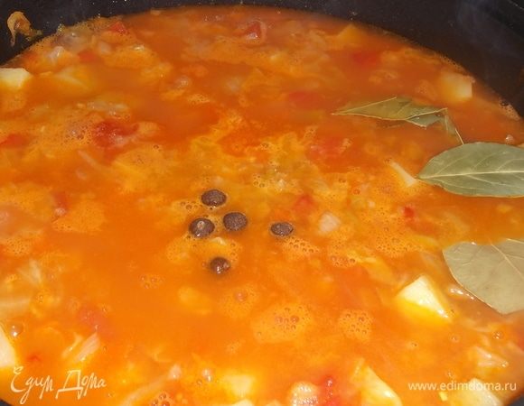 Вливаем воду, чтобы были покрыты овощи. Солим, добавляем лаврушку и душистый перец.