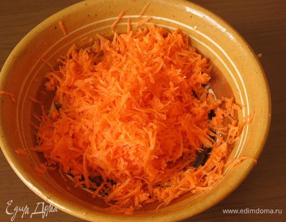 Измельчаем морковь.
