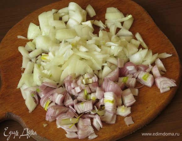 Нарезаем лук репчатый.