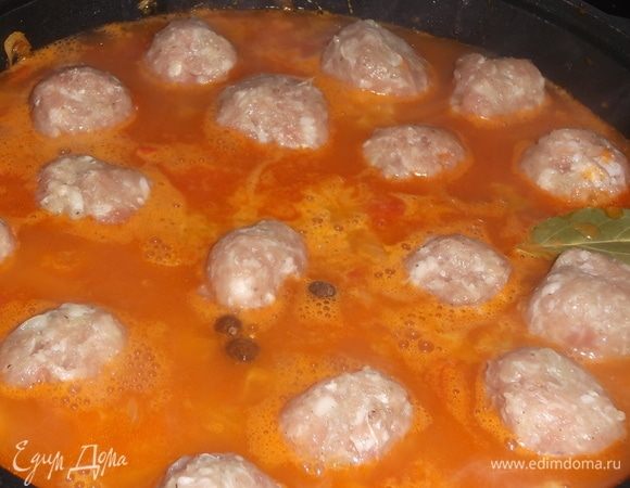 Доводим до кипения. Выкладываем фрикадельки и кипятим, накрыв крышкой, 10 минут.