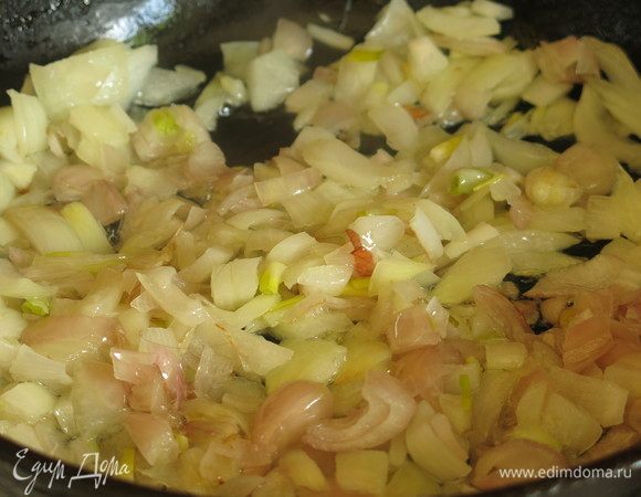 Обжариваем на масле лук.