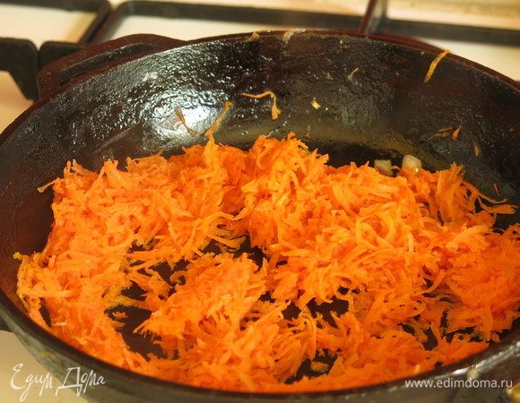 На том же масле обжариваем морковь.
