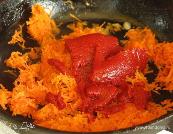 К моркови кладем томат, еще пару минут обжариваем.