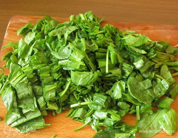 Нарезаем щавель.