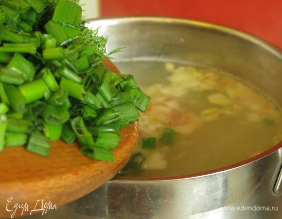 Когда картофель сварится, добавляем лук зеленый и репчатый, зелень (укроп или петрушку, можно и то и другое, у меня только укроп).