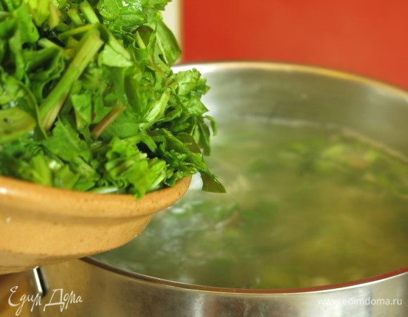 Кладем щавель.