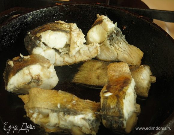 Кусочки отварной рыбы чуть прижариваем. Кладем в тарелку рыбу, яйцо вареное, сметану и борщ. Приятного аппетита!