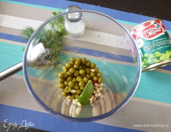 Авокадо и чеснок очистить, нарезать кусочками. Зелень сполоснуть и стряхнуть воду. Сложить все указанные ингредиенты в чашу блендера. Влить масло, сок лимона.