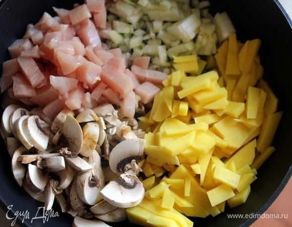 Нарезать кубиком грудку, грибы, лук и картофель, выложить в смазанную растительным маслом сковороду, обжарить на сильном огне в течение 5 минут под закрытой крышкой.