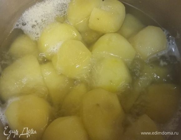 Чистим и отвариваем картофель.