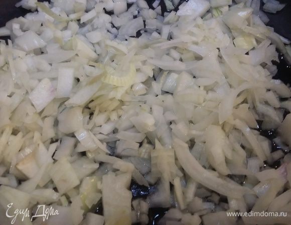 Для мясной начинки мелко шинкуем лук и обжариваем.