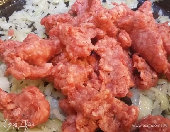 Через 5–7 минут добавляем говяжий фарш. Можно самостоятельно прокрутить кусочек говядины, я использовала котлеты для бургера. Хорошо размешиваем, добавляем вустерширский соус, черный перец, тимьян.