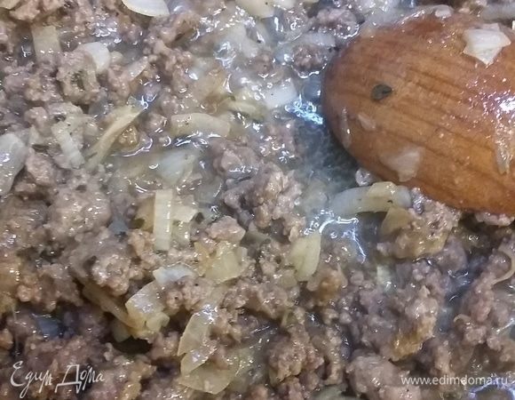 Тушим мясо еще 7 минут. Перекладываем в миску.