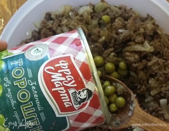 Добавляем зеленый горошек ТМ «Фрау Марта» в фарш.