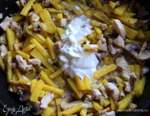 Добавить сметану, посолить, поперчить и тушить на небольшом огне 5 минут.